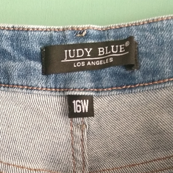 Judy Blue Light Blue Denim Jeans - Picture 2 of 4